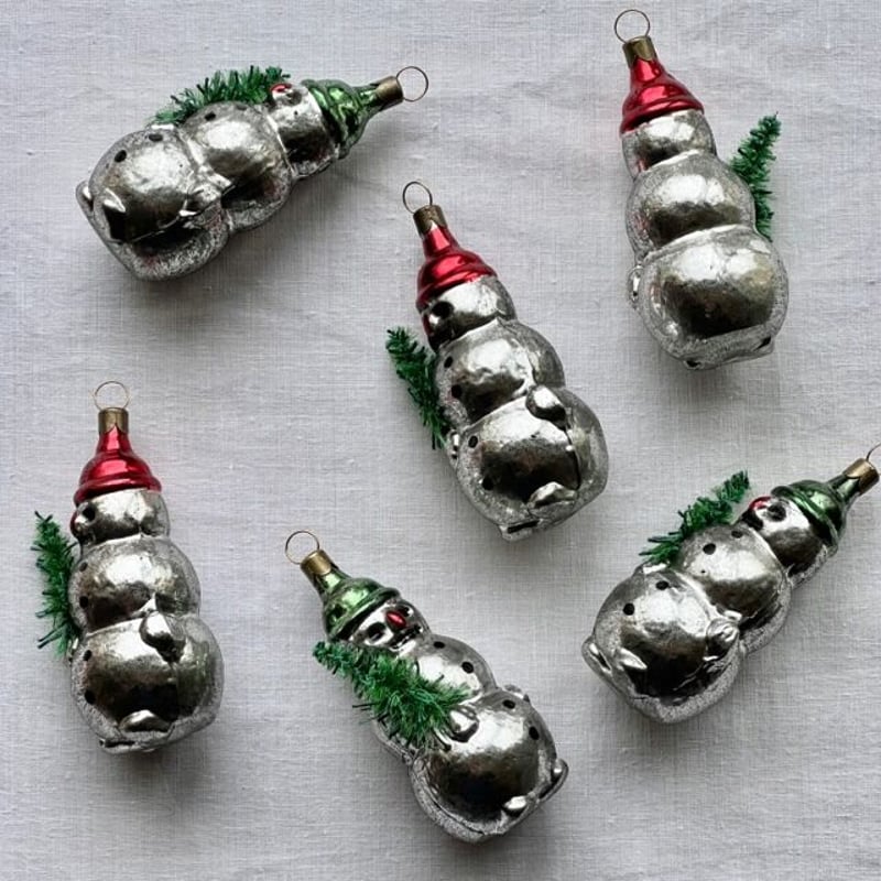 ドイツのガラスのオーナメント・ツリーを持ったスノーマン | Biscuit