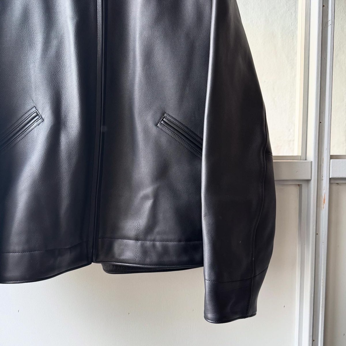 COMOLI カーフスキン ジップショートジャケット | Less Higashikawa