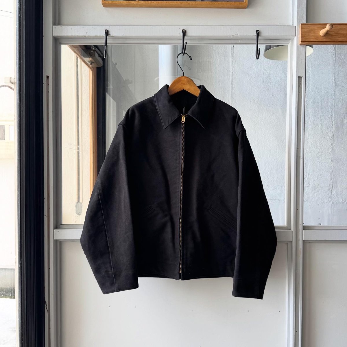 COMOLI モールスキン ジップショートジャケット | Less Higashikawa