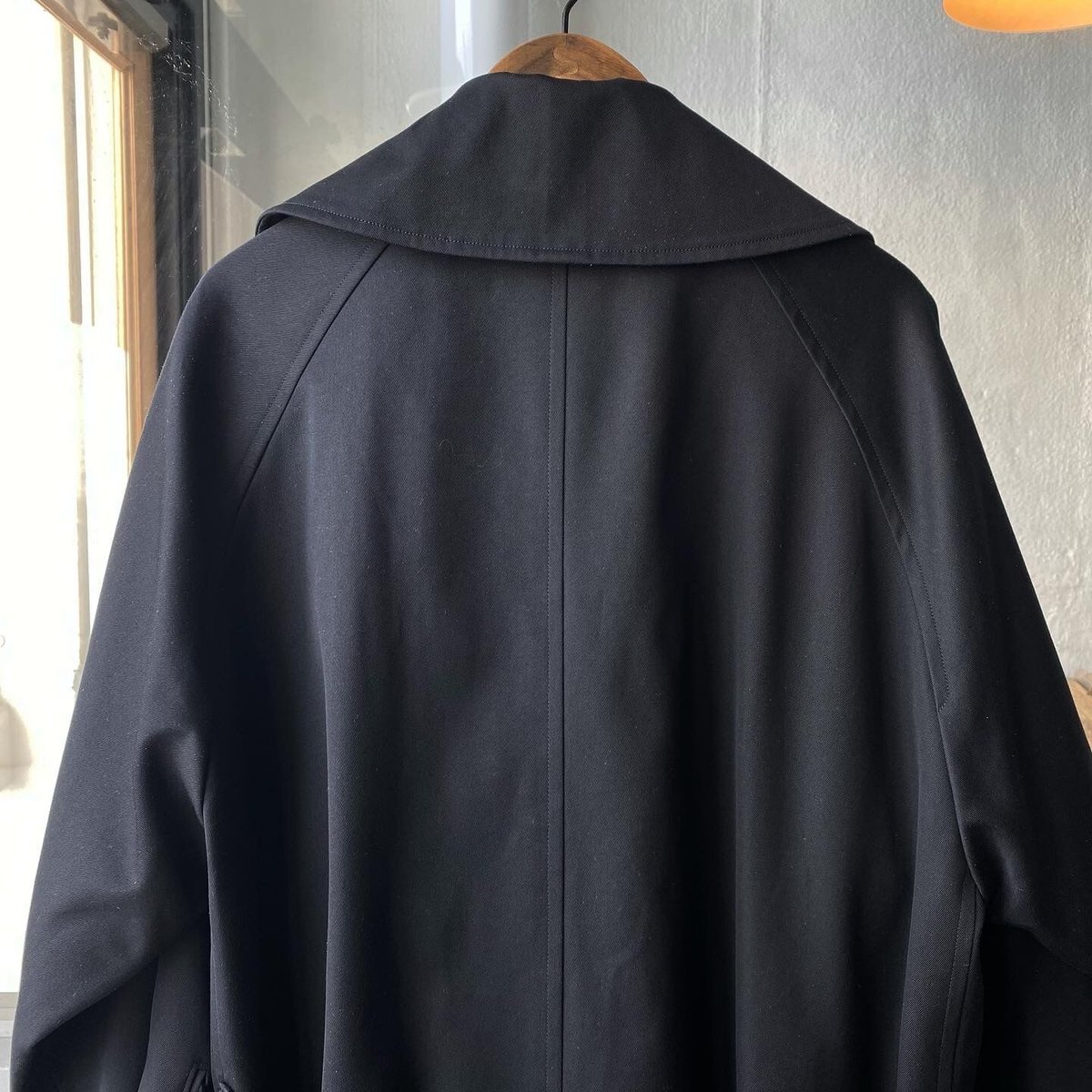 COMOLI コットンギャバ タイロッケンコート （BLACK) | Less Higas