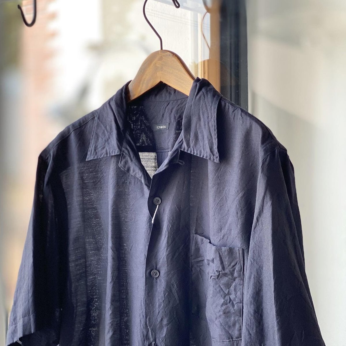 COMOLI ウールシルク 半袖オープンカラーシャツ | Less Higashikawa