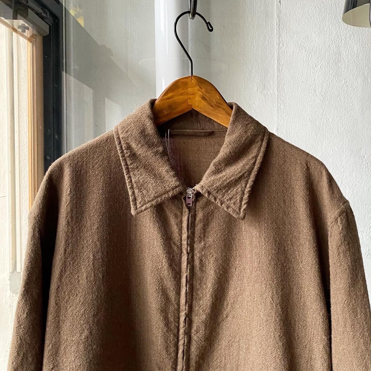 COMOLI KHAKI縮絨ウール ジップショートジャケット | Less Higashi