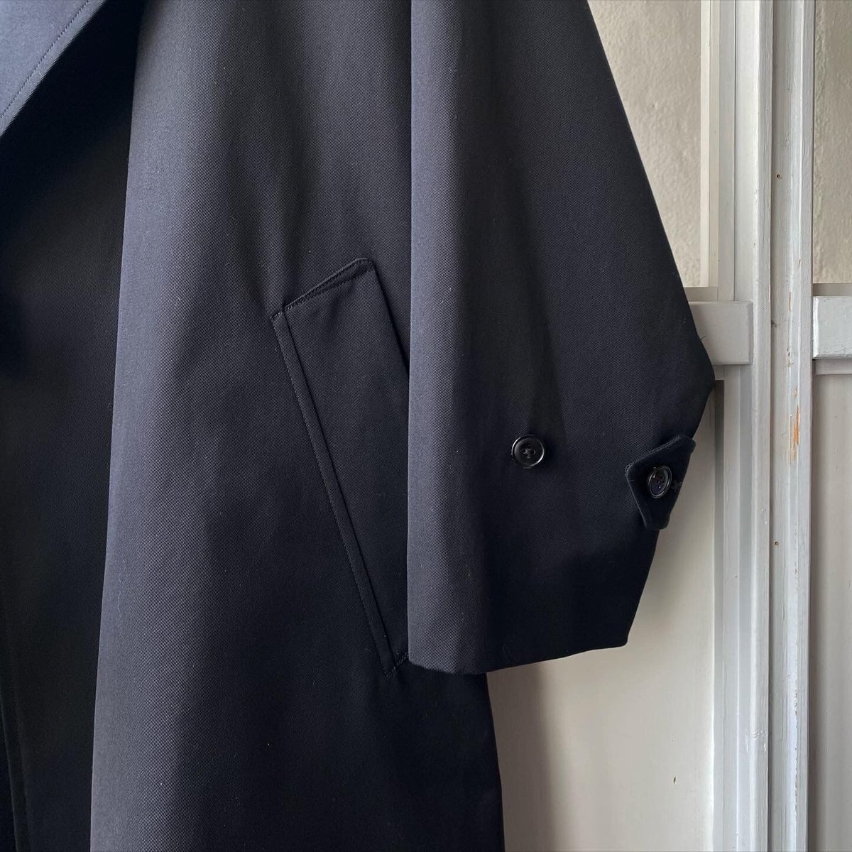 COMOLI コットンギャバ タイロッケンコート （BLACK) | Less Higas