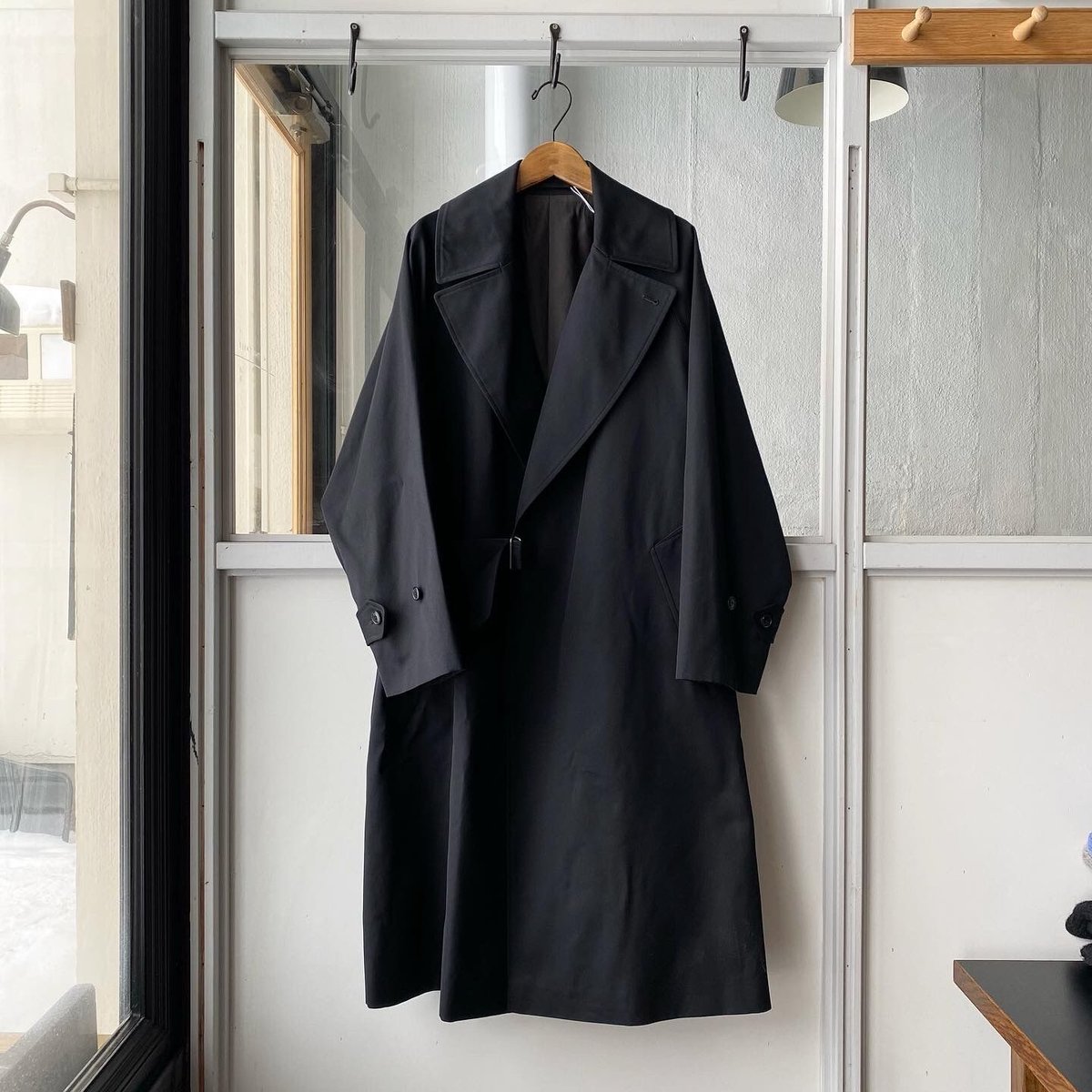 COMOLI コットンギャバ タイロッケンコート （BLACK) | Less Higas