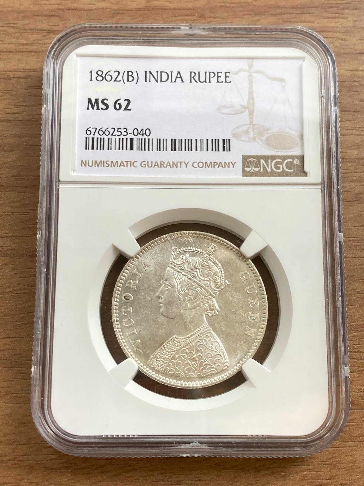 QUEEN刻印碑文 】NGC鑑定MS62 英領インド 1ルピー銀貨 ヴィクトリア