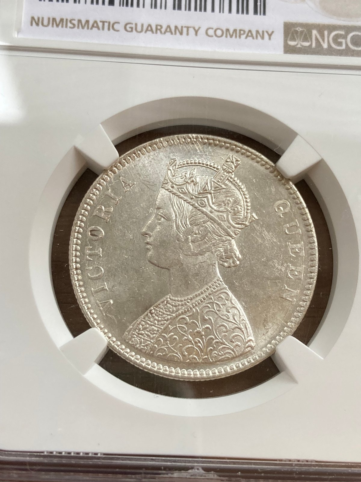 QUEEN刻印碑文 】NGC鑑定MS62 英領インド 1ルピー銀貨 ヴィクトリア