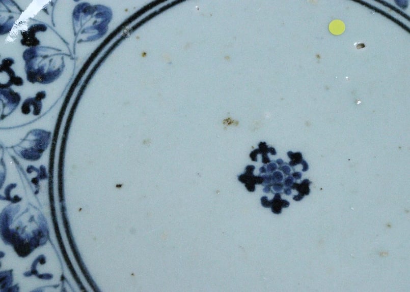 江戸中期染付花唐草図7寸皿① 窯傷 | 吉祥寺PukuPuku