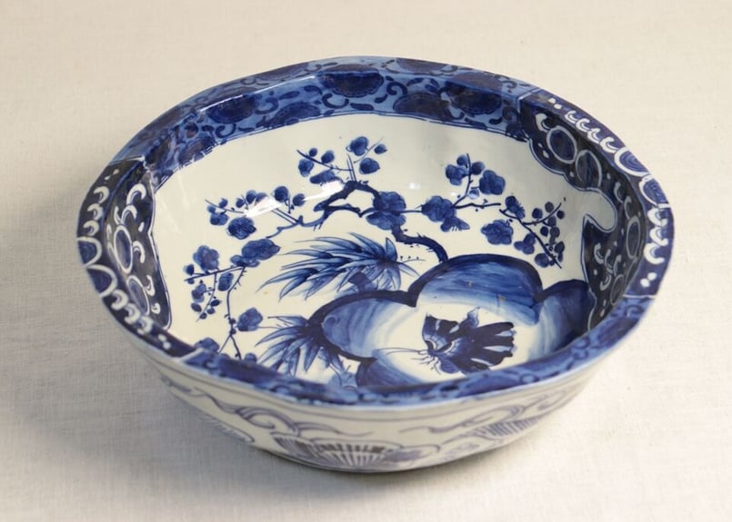 明治前期ベロ藍染付梅に蝶と竹と牡丹図8.5寸皿 がたつき | 吉祥寺PukuPuku