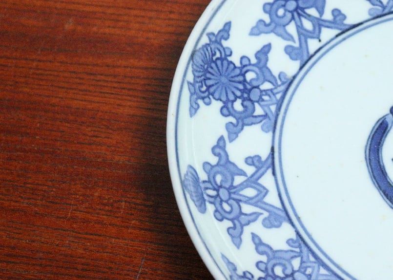 江戸中期コンニャク印判団龍と菊図7寸皿① 見込み落ちかたつき,ニュウ