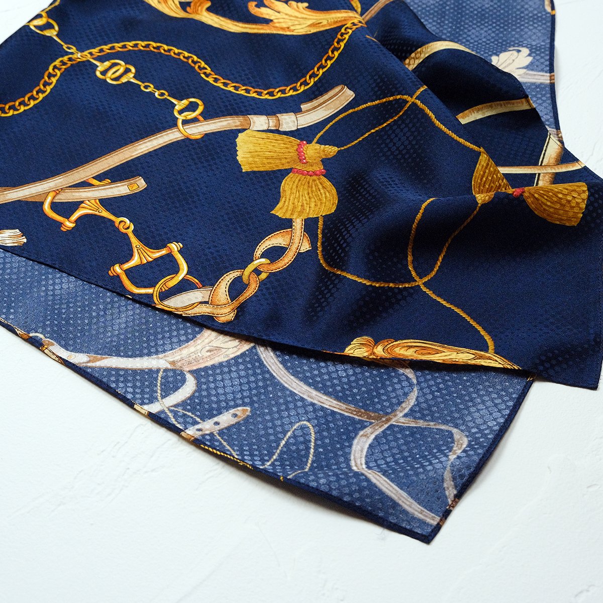 イタリア製シルク100% 濃紺にゴールドアクセサリー柄の大判スカーフ