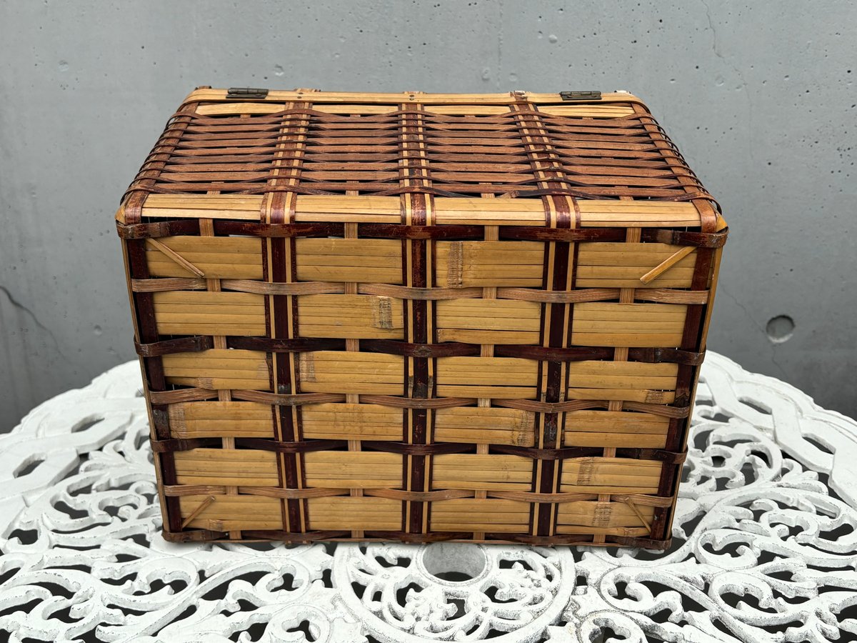 昭和レトロな籐の蓋付きバスケット | アンティーク家具と喫茶