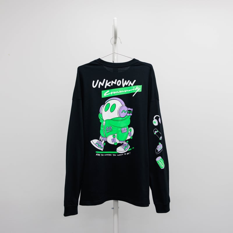 街を歩くヘッドホンおばけのロングTシャツ | ななしのおばけちゃん