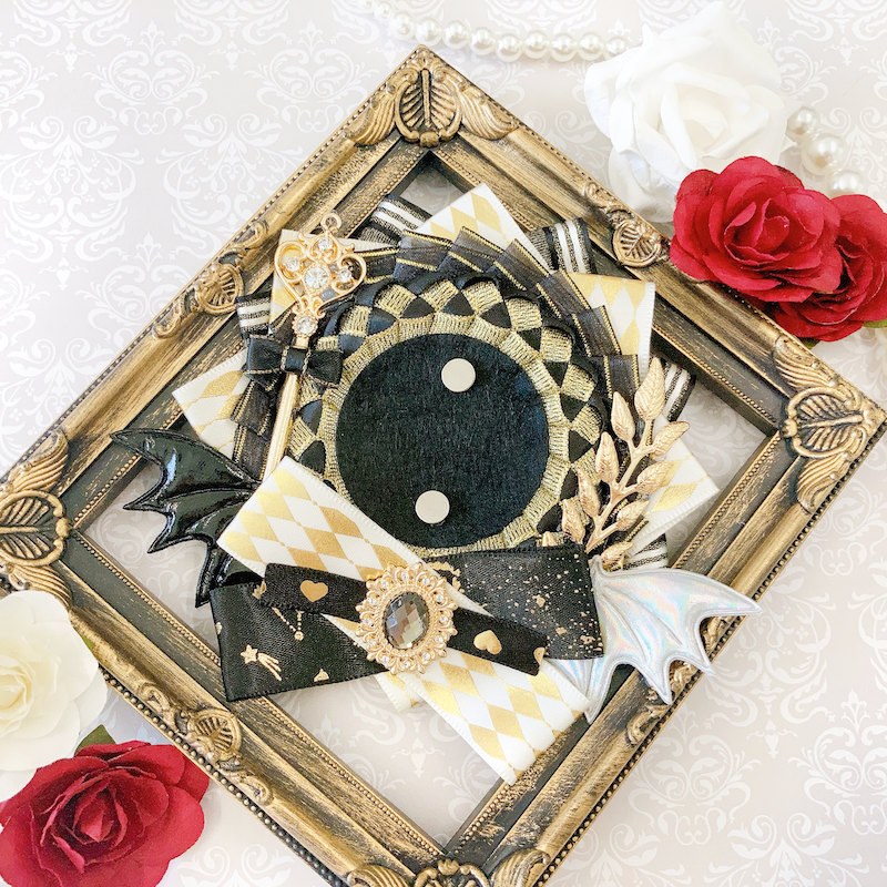 G.triGerオリジナル 推し活グッズ】羽付きロゼット(悪魔)【缶バッジ 痛