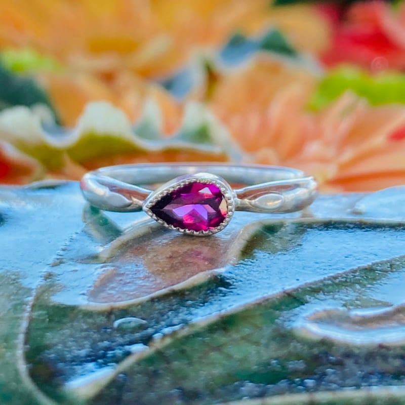 古希祝い 2月誕生石】アメジスト ペアシェイプ 一粒デザインリング/雨