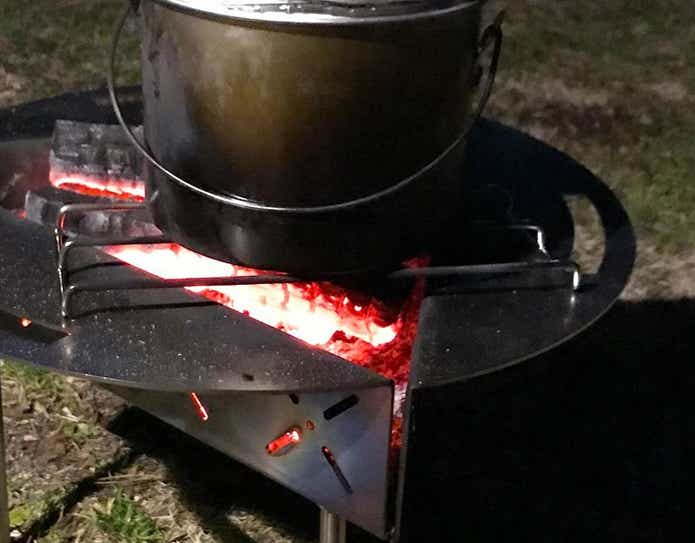 とろ火調理もできる新発想の焚き火台！新進ブランドReKNOTから「炎卓