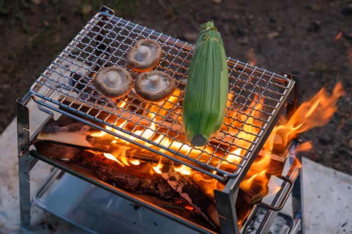 スノーピークのコンパクトな小型「焚火台SR」をソロキャンプで使って