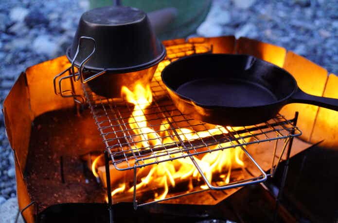 焚き火台を料理に活用しよう！おすすめの簡単レシピや必須道具を紹介