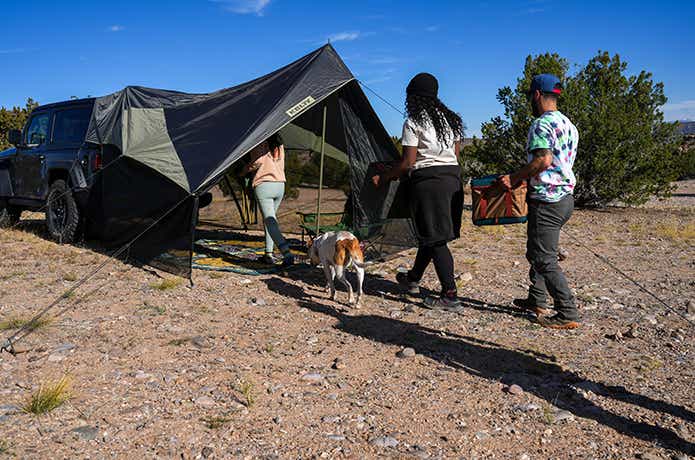 蚊も防ぐタープ、新作カーサイドテントに2人用シュラフも？常識破りな