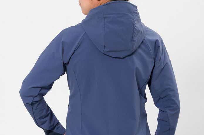 街でもアウトドアでも失敗しない。モンベルのマウンテンパーカー