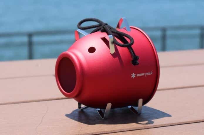 数量限定】蚊も二度見のかわいさ！“紅い蚊やり豚”がスノーピークから