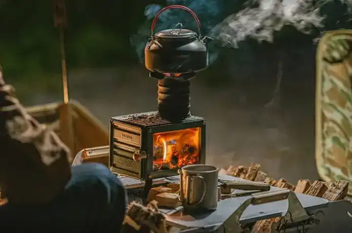 片手で持ち運べる！キャンプ飯や焚き火に大活躍の“ミニ薪ストーブ