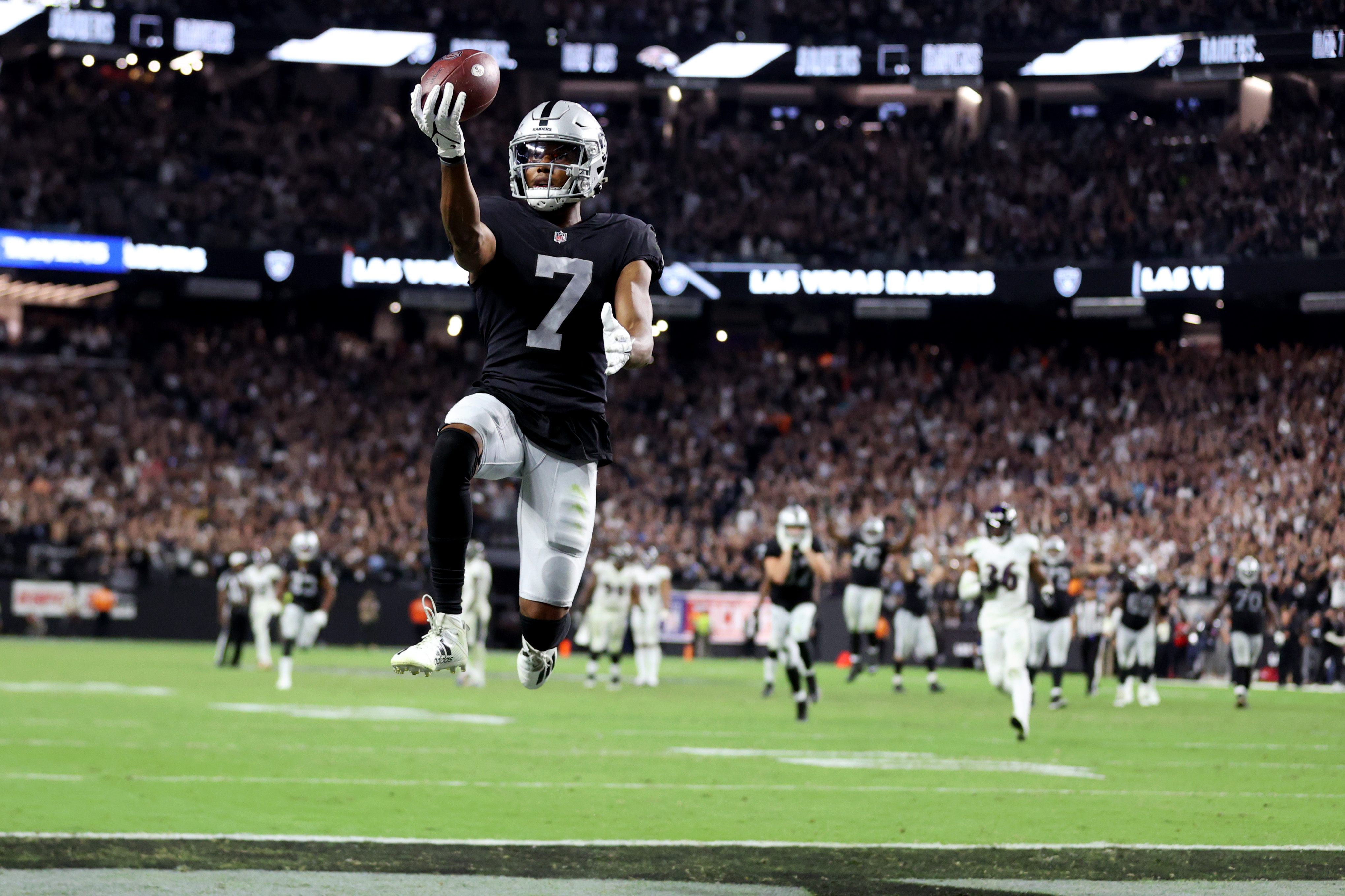 NFL】心臓が悪くなるような波乱の連続、レイダースがオーバータイムで