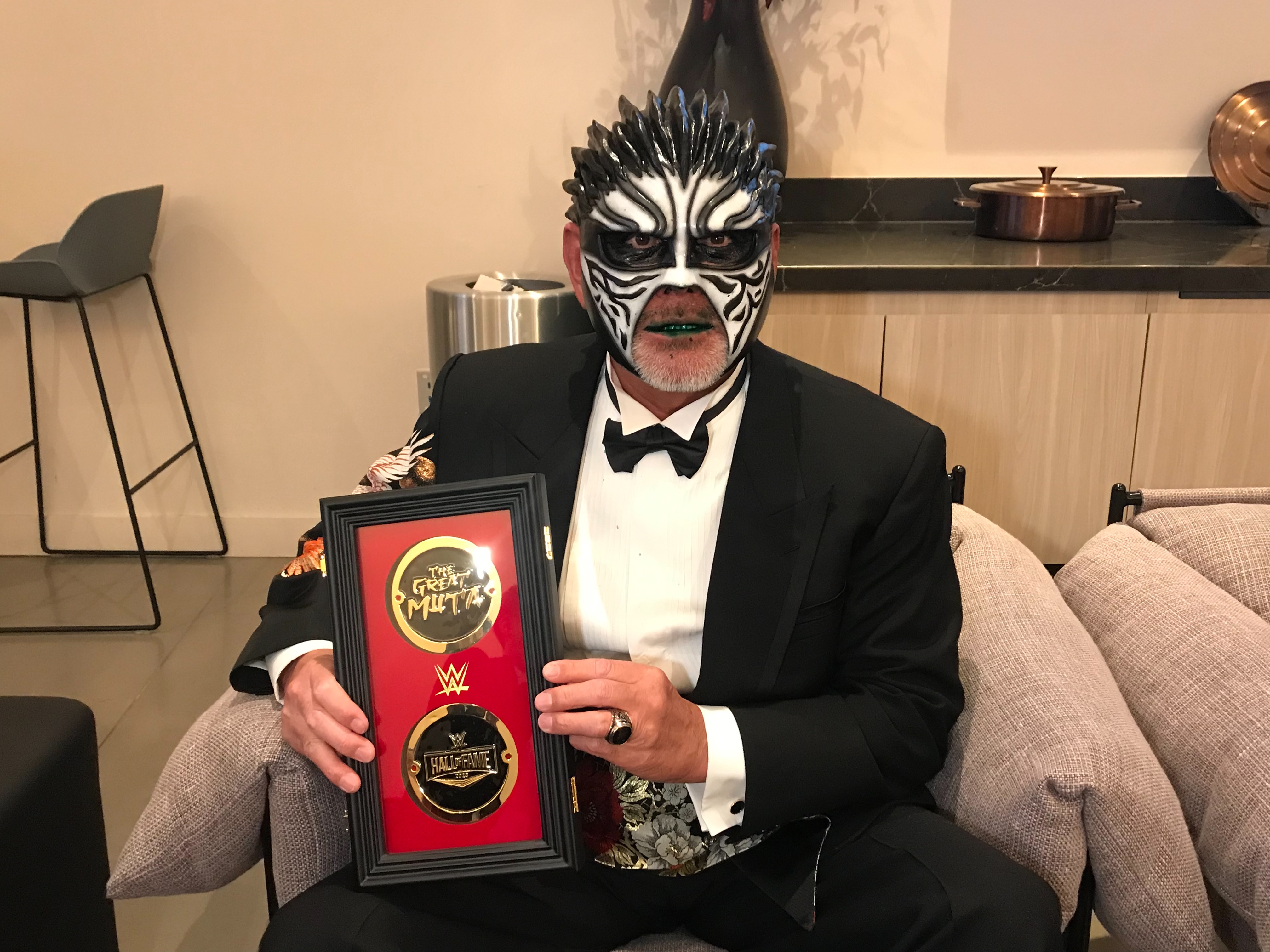 グレート・ムタがWWE殿堂入り表彰にタキシードで登場! 英語＆日本語で