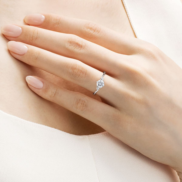 PT950 ミュゼット ダイヤモンド サイドストーン リング 0.7ct｜婚約