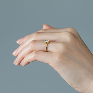 K18YG トランク ハートシェイプ ベゼル リング 1.0ct｜婚約指輪