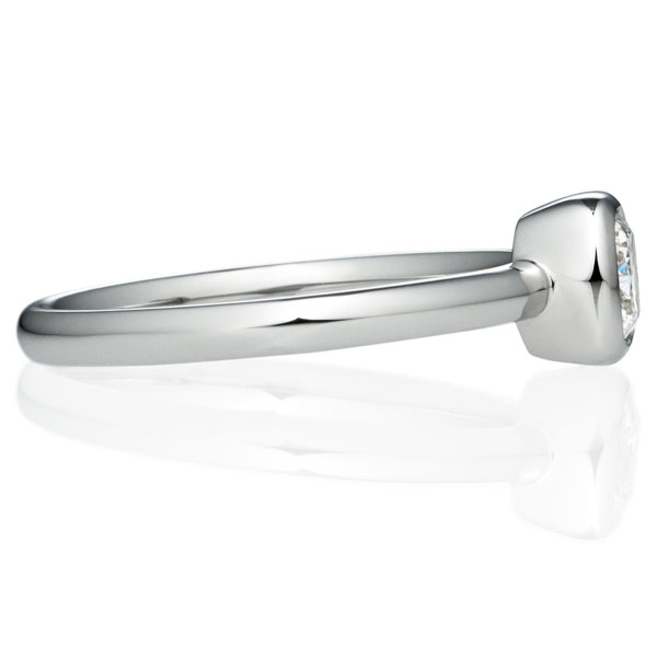 PT950 トランク クッションカット ベゼル リング 0.7ct｜婚約指輪
