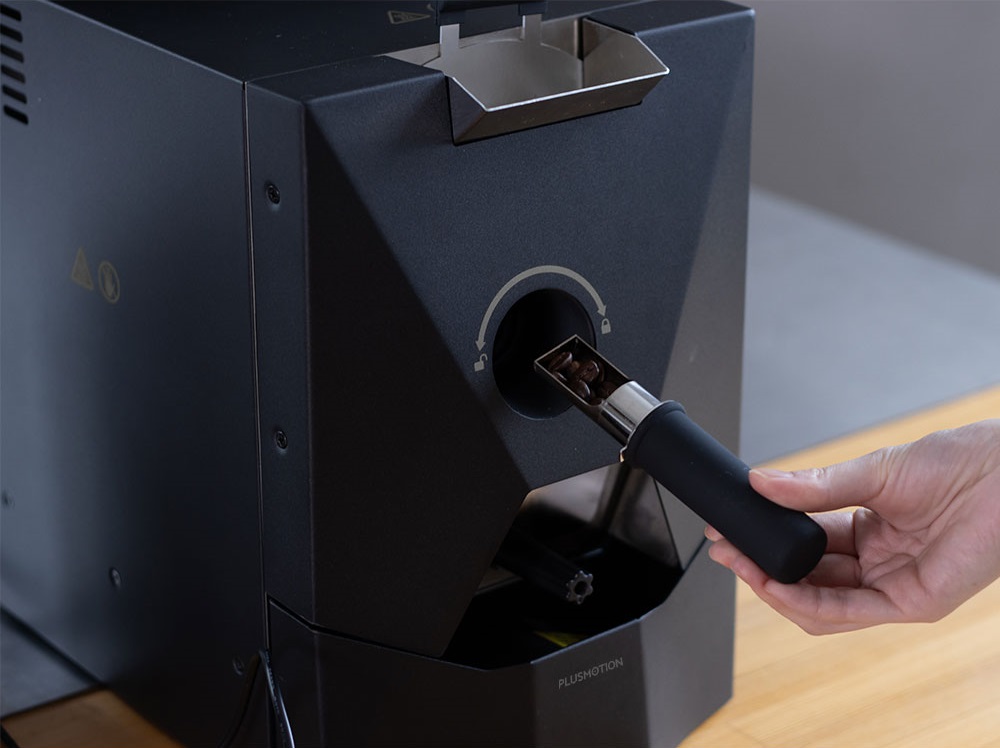 自宅で珈琲豆を焙煎する奥深き領域へ。 高性能な直電熱式焙煎機で生豆