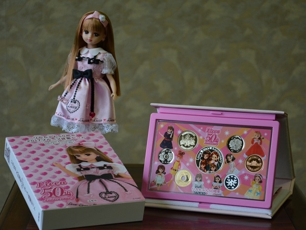 リカちゃん50周年2017プルーフ硬貨セット」 - 梅田経済新聞