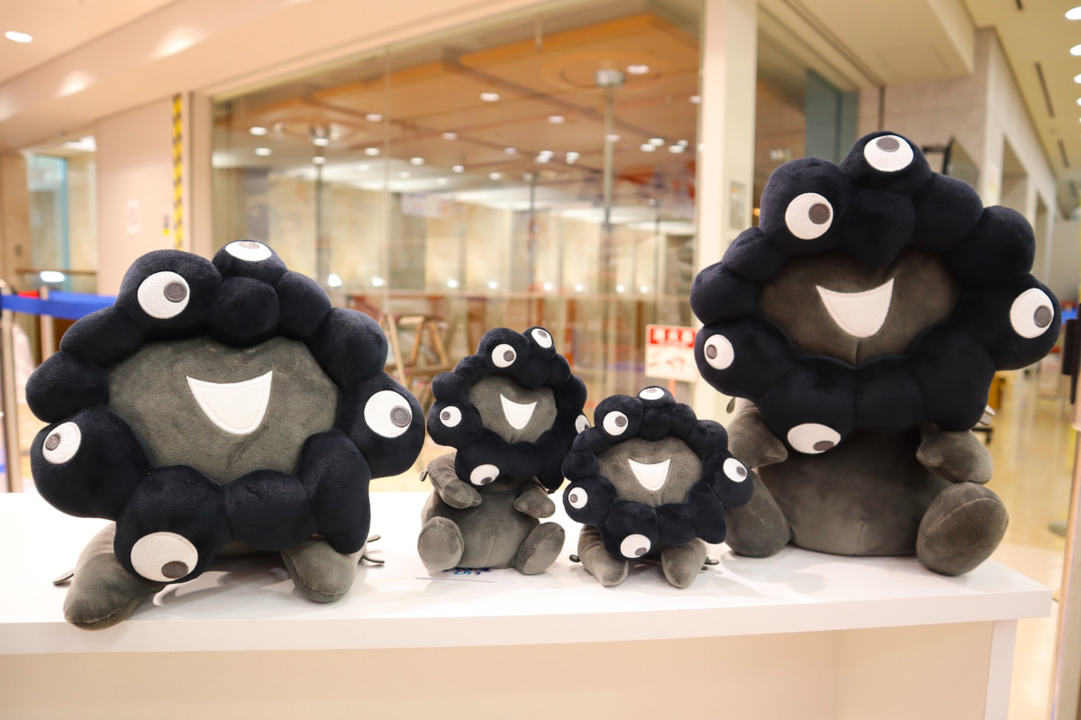 人気の高い黒いミャクミャクのぬいぐるみ - 梅田経済新聞