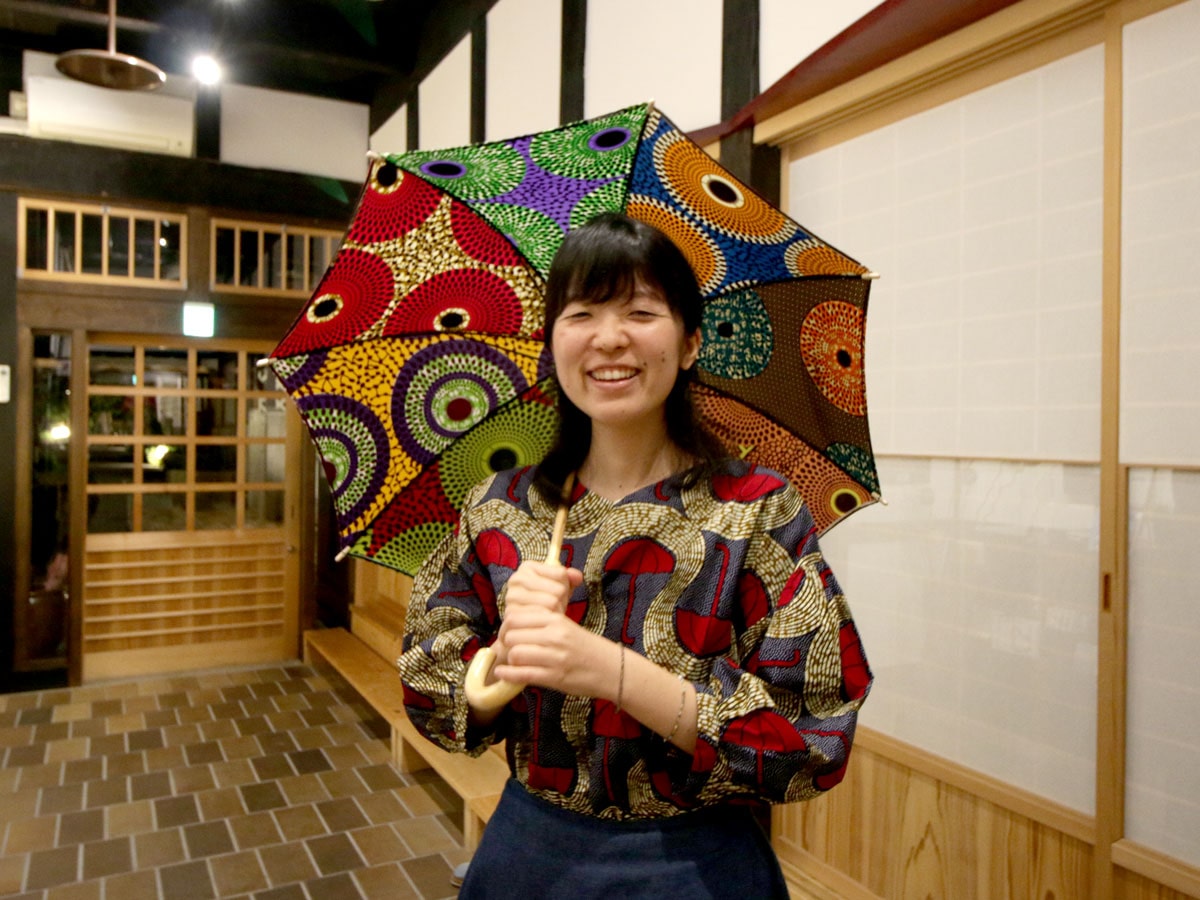 アフリカ布で作った日傘を持つジャムタンの田賀朋子さん - 岡山経済新聞