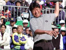 サイン、もらっちゃおうかな」5位タイの尾崎健夫 - 日本ゴルフツアー