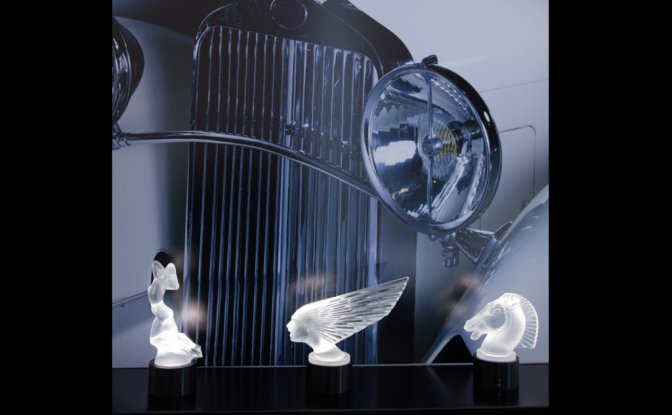 ラリックのカーマスコットを象ったオブジェがランプ仕様のライティング