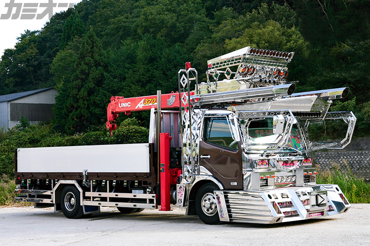 大空丸 大型パーツで大胆に飾り上げた迫力満点のデコトラクレーン三菱