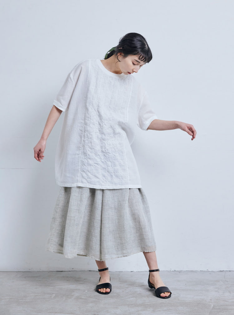 格子と丸紋刺繍の麻布Tシャツチュニック｜工芸・暮らし・贈りもの