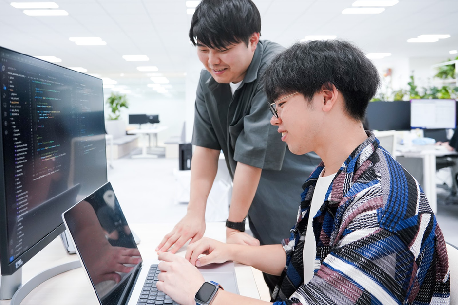 新卒ウェブ／アプリエンジニアにインタビュー。2025年度の研修を