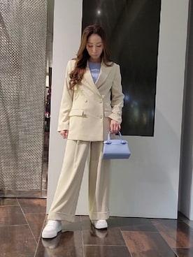 ARMANI EXCHANGEのアイテムを使った「スーツスタイル」のレディース