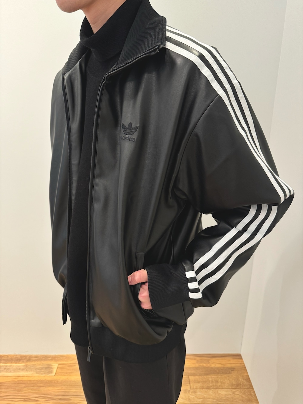 KS(アディダス オリジナルスショップ ダイバーシティ東京 プラザ