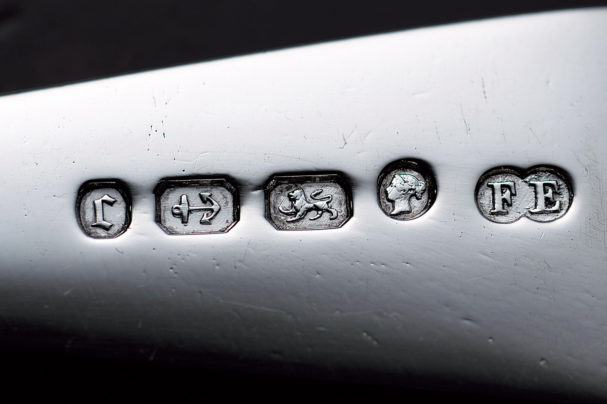 スターリングシルバーの証 “ホールマーク”とは？銀器の上手なお手入れ