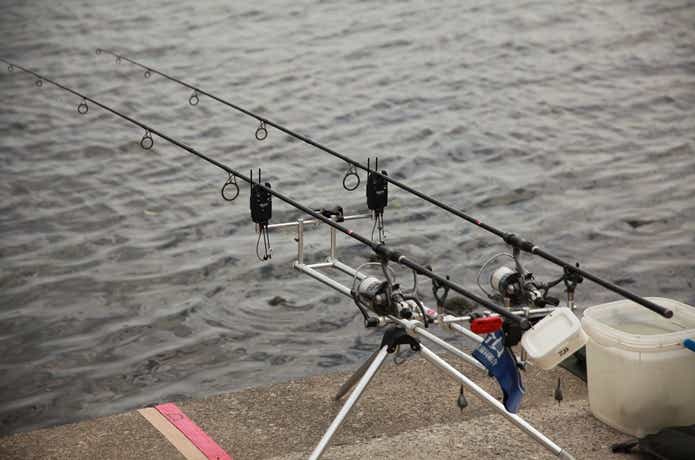 鯉竿おすすめ9選！適した竿の種類や選び方・便利な竿立てとは | TSURI