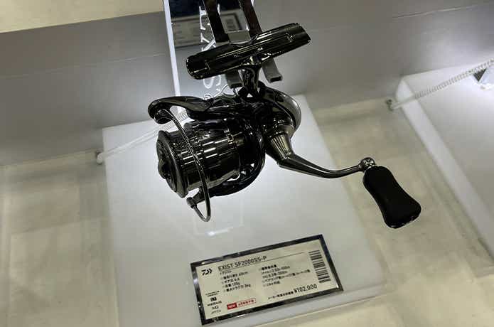 2000番で脅威の135g！超軽量リール「イグジストSF」がダイワから登場