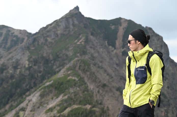 雨だから着る”じゃない！モンベルの新作レインジャケットが、行動時に