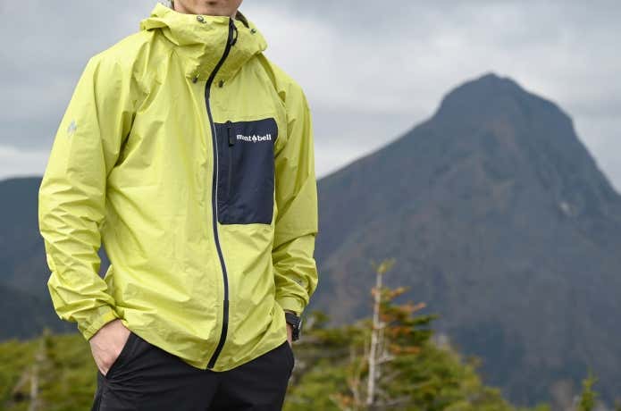 雨だから着る”じゃない！モンベルの新作レインジャケットが、行動時に