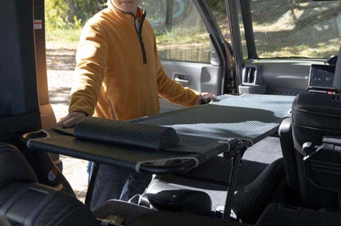 段差を解消して快適な車中泊を！折り畳み式の軽量ベッド「CAR BED