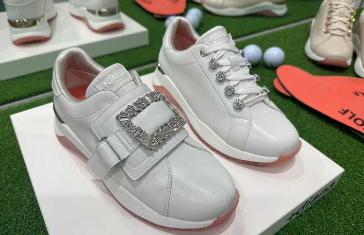 diana]ついにゴルフシューズが誕生！正直レポ｜＠BAILA（バイラ）