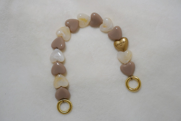 SNSで話題】LOUVINI PARISのハンドストラップで、スマホコーデを一新