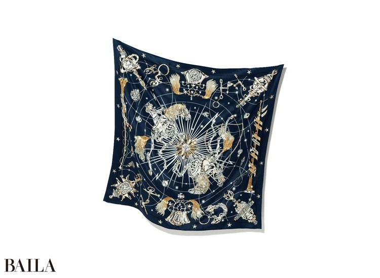 エルメスのスカーフを日常に5】きらめく刺しゅうが施されたカレ 70を